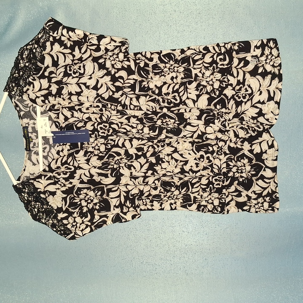 NWT‎ ADRIENNE VITTADINI BLOUSE